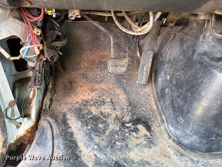 image for item DJ7942 2005 GMC C6500 utility / service truck