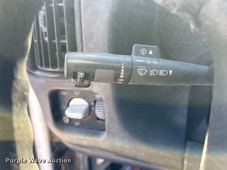 image for item DJ7942 2005 GMC C6500 utility / service truck