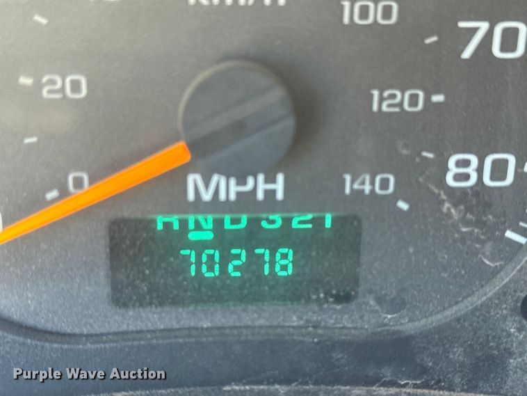 image for item DJ7942 2005 GMC C6500 utility / service truck