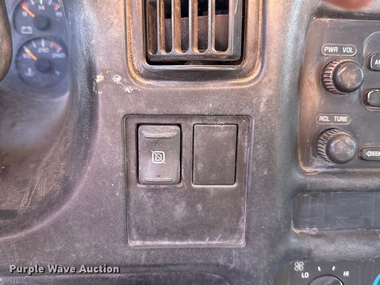 image for item DJ7942 2005 GMC C6500 utility / service truck