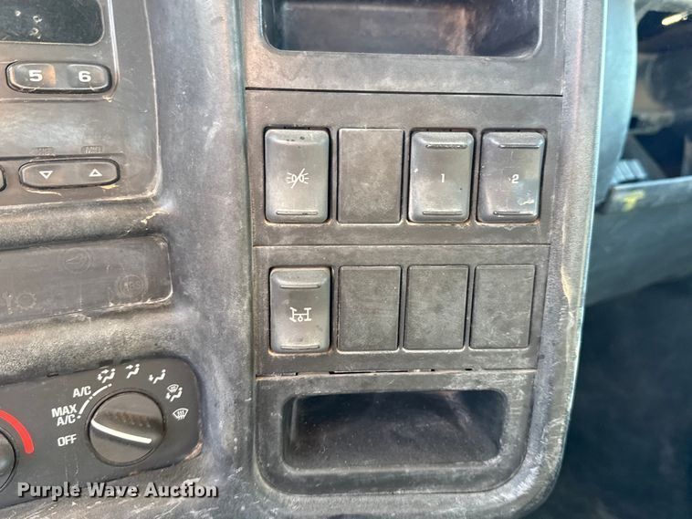 image for item DJ7942 2005 GMC C6500 utility / service truck