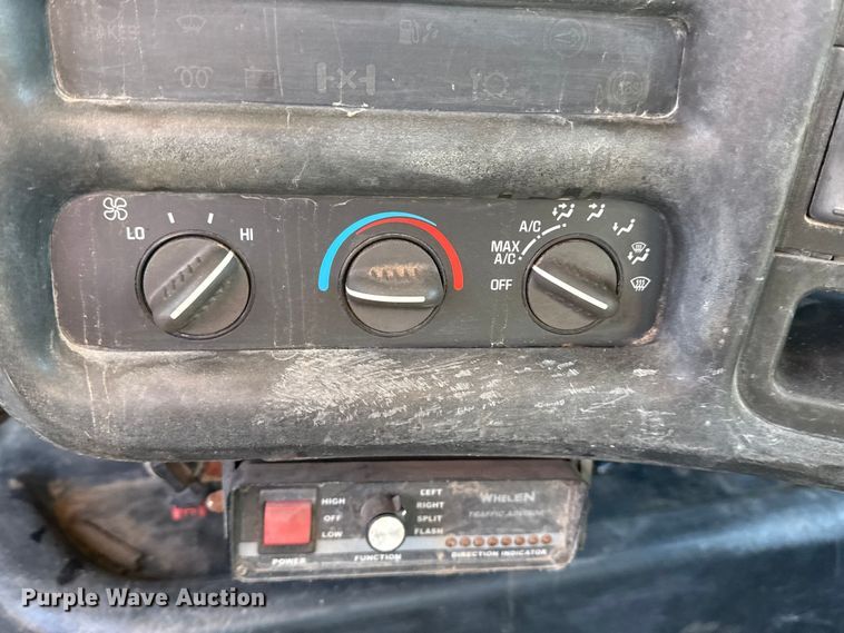 image for item DJ7942 2005 GMC C6500 utility / service truck