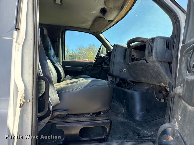 image for item DJ7942 2005 GMC C6500 utility / service truck