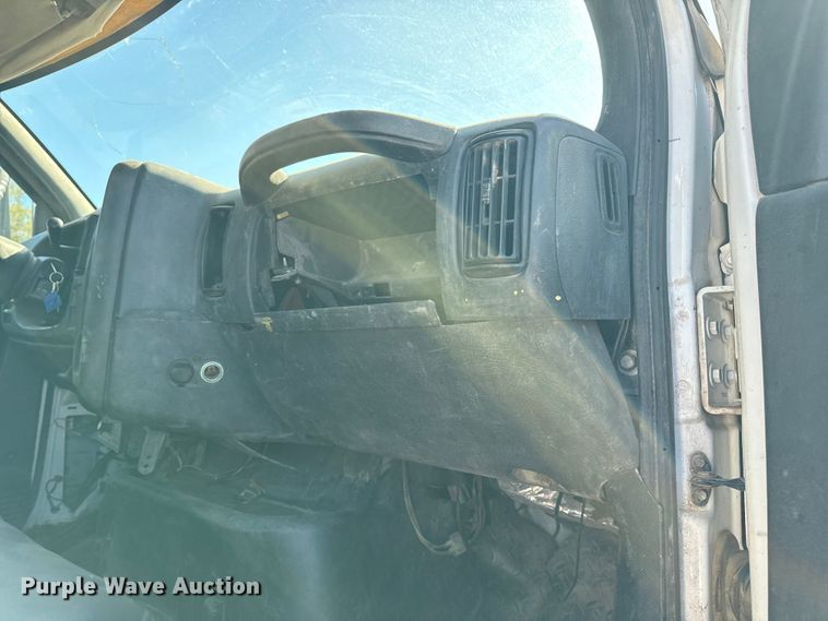 image for item DJ7942 2005 GMC C6500 utility / service truck