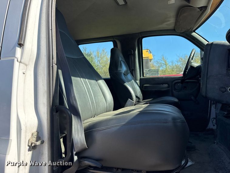 image for item DJ7942 2005 GMC C6500 utility / service truck