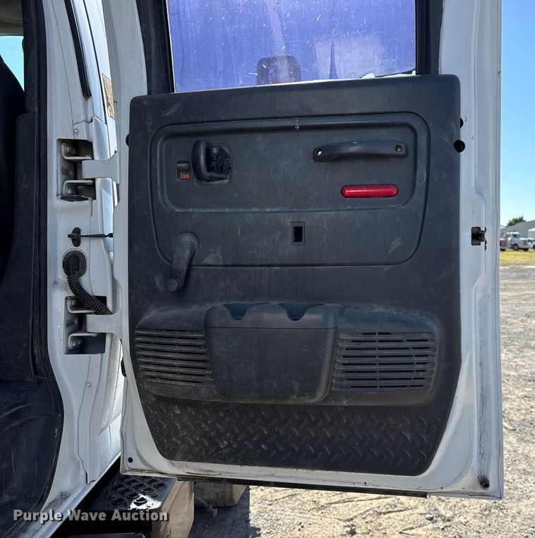 image for item DJ7942 2005 GMC C6500 utility / service truck