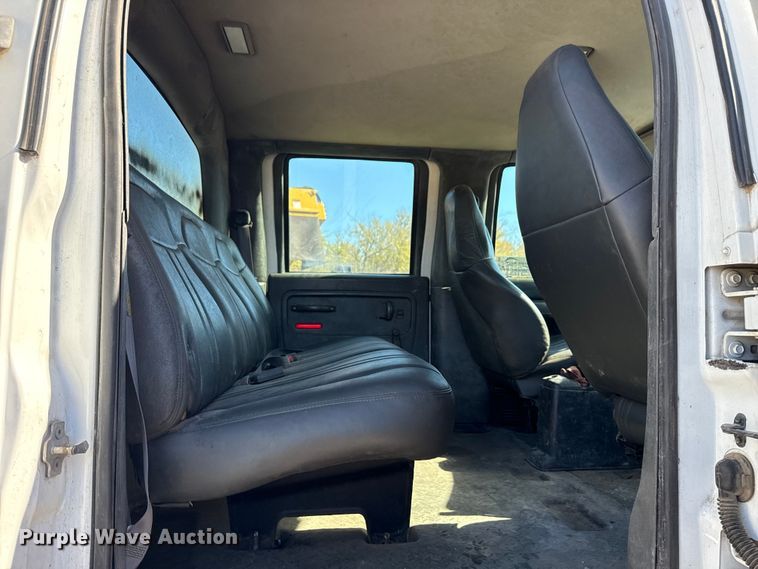 image for item DJ7942 2005 GMC C6500 utility / service truck