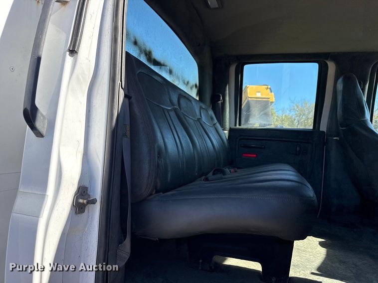 image for item DJ7942 2005 GMC C6500 utility / service truck