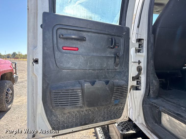 image for item DJ7942 2005 GMC C6500 utility / service truck