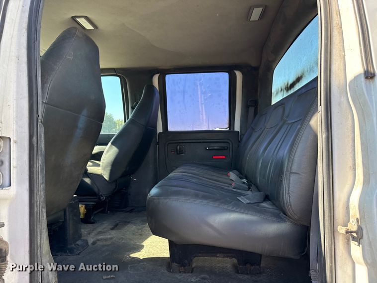 image for item DJ7942 2005 GMC C6500 utility / service truck