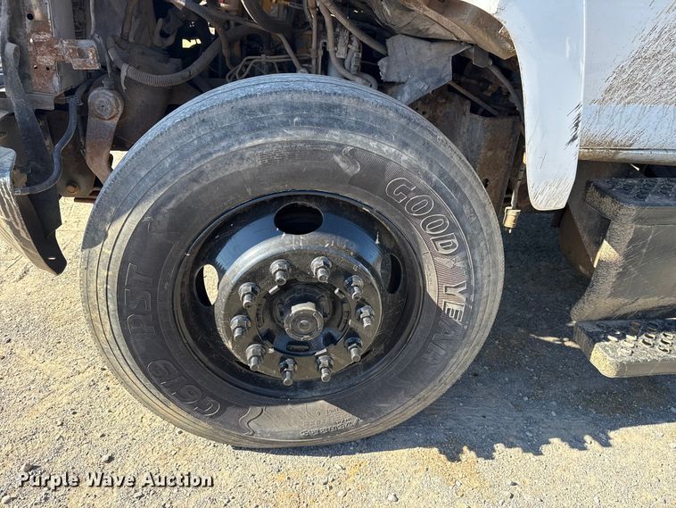 image for item DJ7942 2005 GMC C6500 utility / service truck