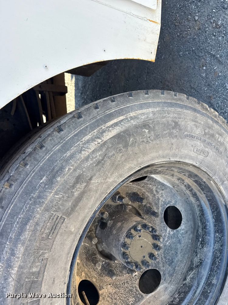 image for item DJ7942 2005 GMC C6500 utility / service truck