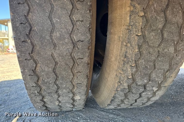 image for item DJ7942 2005 GMC C6500 utility / service truck