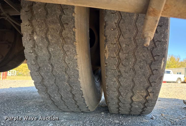 image for item DJ7942 2005 GMC C6500 utility / service truck