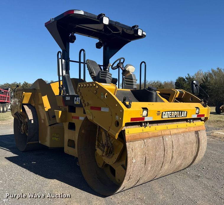COMPACTADOR 2010 CATERPILLAR CB64