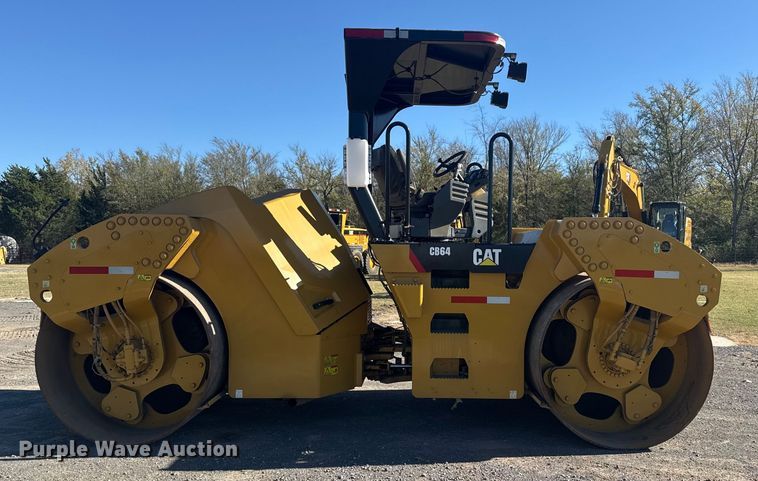 COMPACTADOR 2010 CATERPILLAR CB64