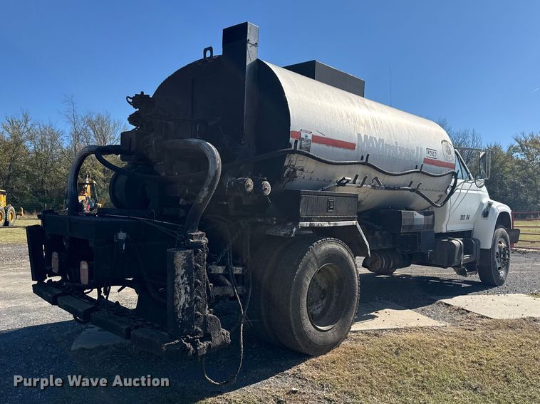 image for item DJ7945 1998 Ford F800 oil distributor truck