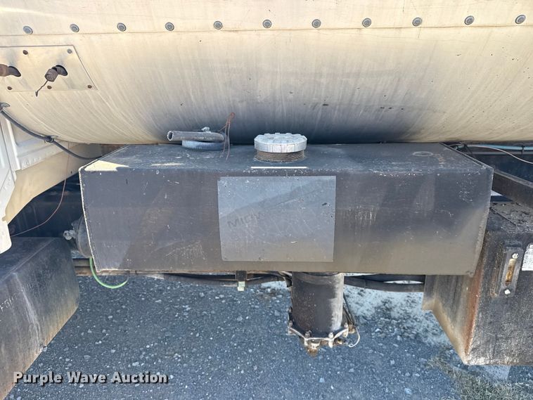 image for item DJ7945 1998 Ford F800 oil distributor truck