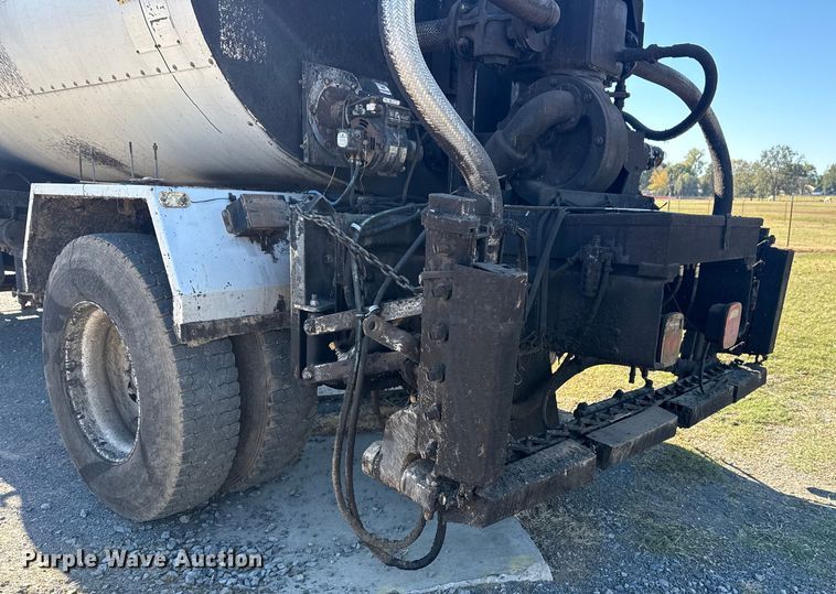 image for item DJ7945 1998 Ford F800 oil distributor truck