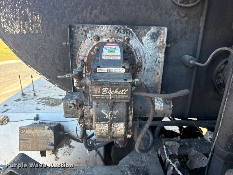 image for item DJ7945 1998 Ford F800 oil distributor truck