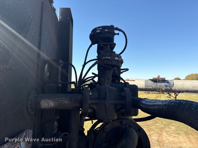 image for item DJ7945 1998 Ford F800 oil distributor truck