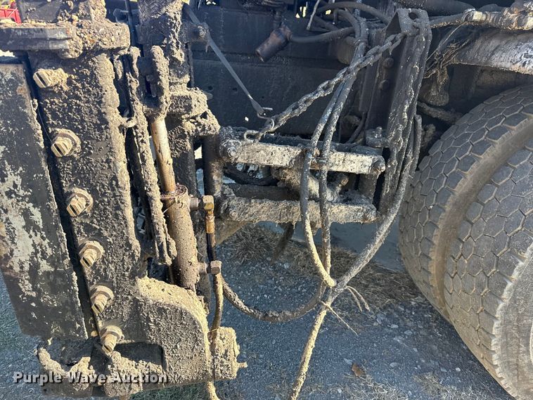 image for item DJ7945 1998 Ford F800 oil distributor truck