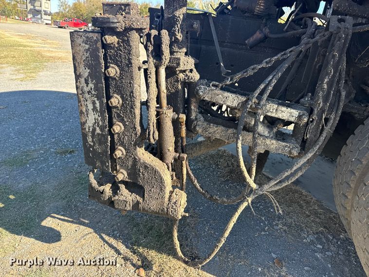 image for item DJ7945 1998 Ford F800 oil distributor truck