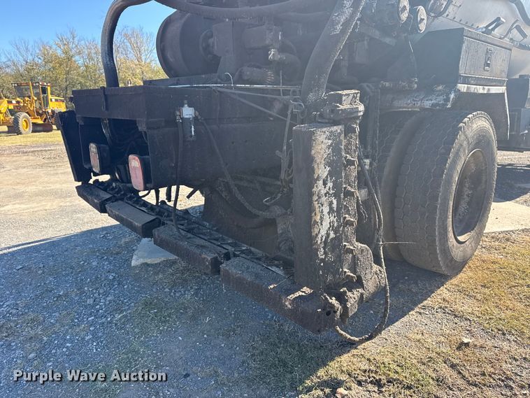 image for item DJ7945 1998 Ford F800 oil distributor truck