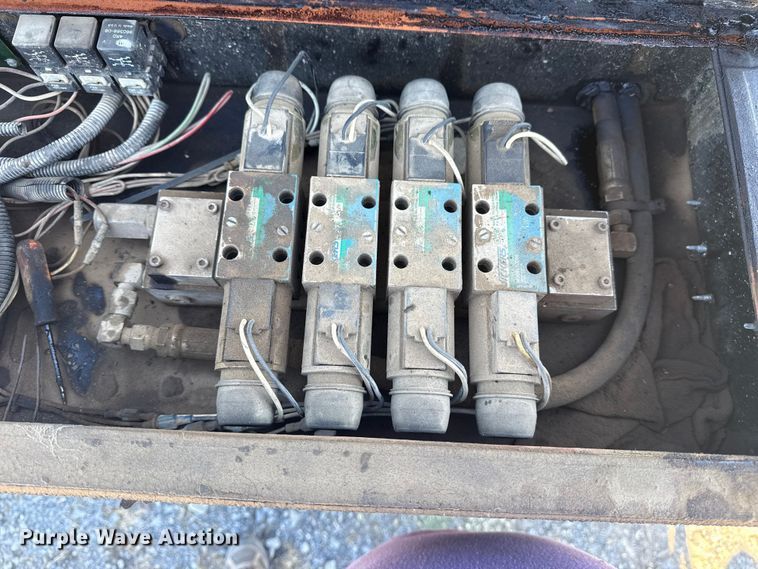 image for item DJ7945 1998 Ford F800 oil distributor truck