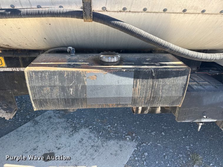 image for item DJ7945 1998 Ford F800 oil distributor truck