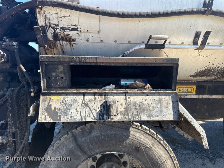 image for item DJ7945 1998 Ford F800 oil distributor truck