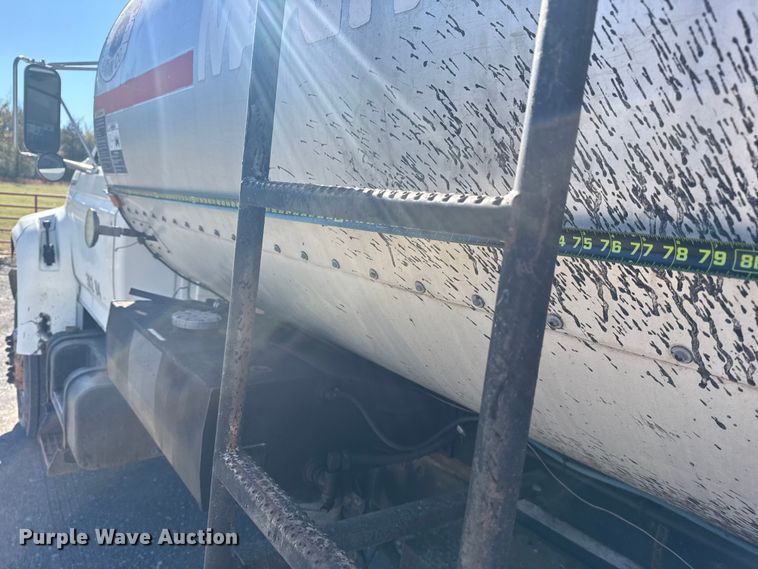 image for item DJ7945 1998 Ford F800 oil distributor truck