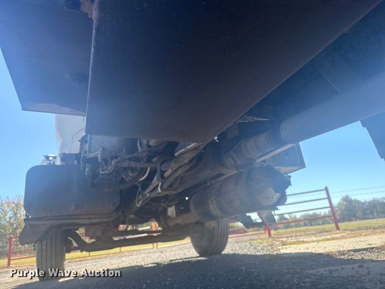 image for item DJ7945 1998 Ford F800 oil distributor truck