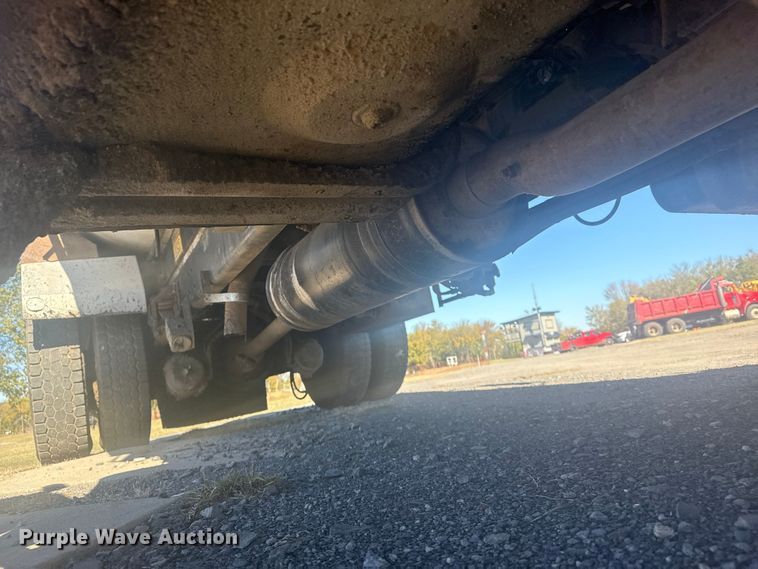 image for item DJ7945 1998 Ford F800 oil distributor truck