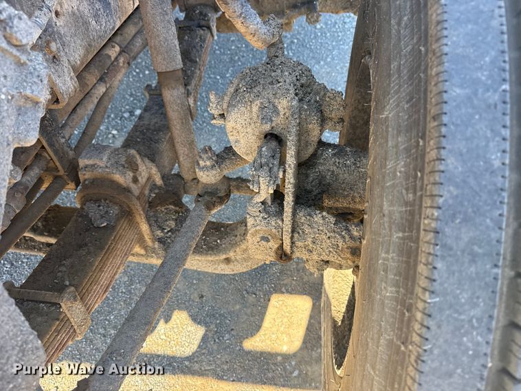 image for item DJ7945 1998 Ford F800 oil distributor truck