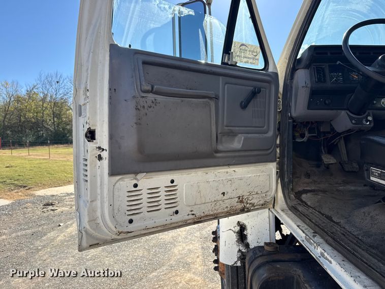 image for item DJ7945 1998 Ford F800 oil distributor truck