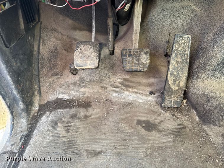 image for item DJ7945 1998 Ford F800 oil distributor truck