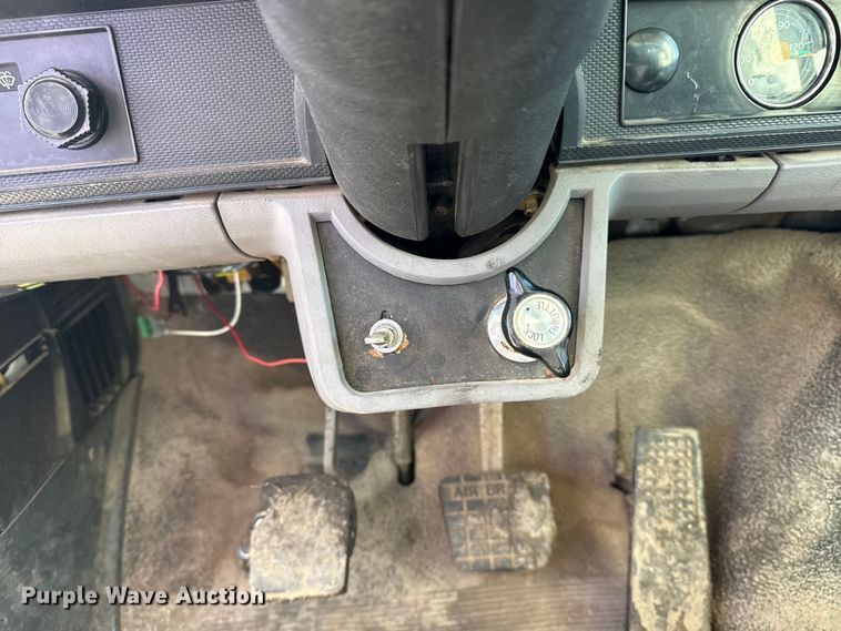 image for item DJ7945 1998 Ford F800 oil distributor truck