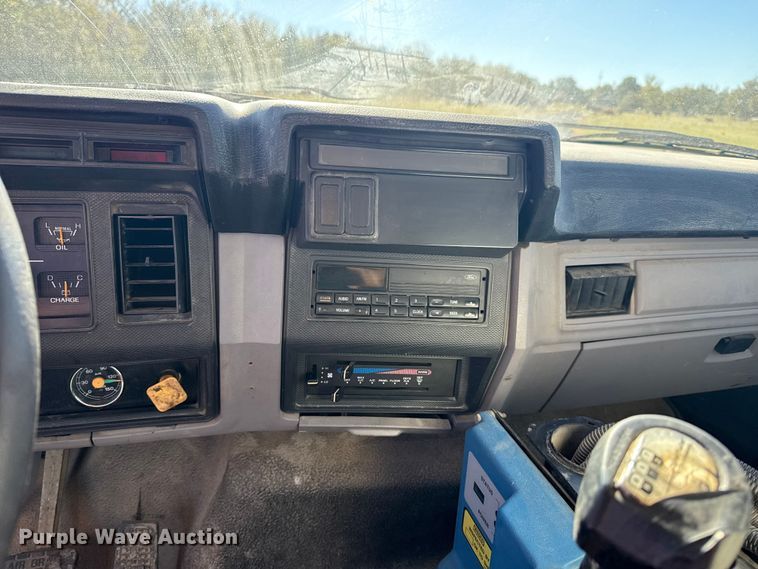 image for item DJ7945 1998 Ford F800 oil distributor truck