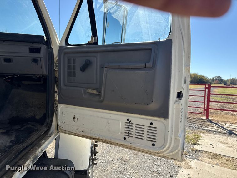 image for item DJ7945 1998 Ford F800 oil distributor truck