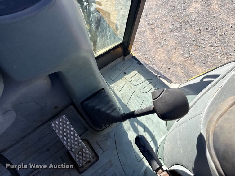 image for item DJ7946 2005 Caterpillar  420D backhoe