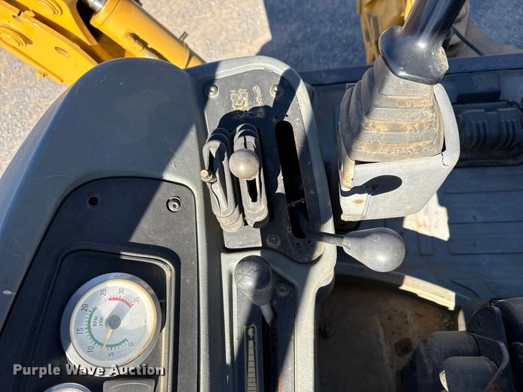 image for item DJ7946 2005 Caterpillar  420D backhoe