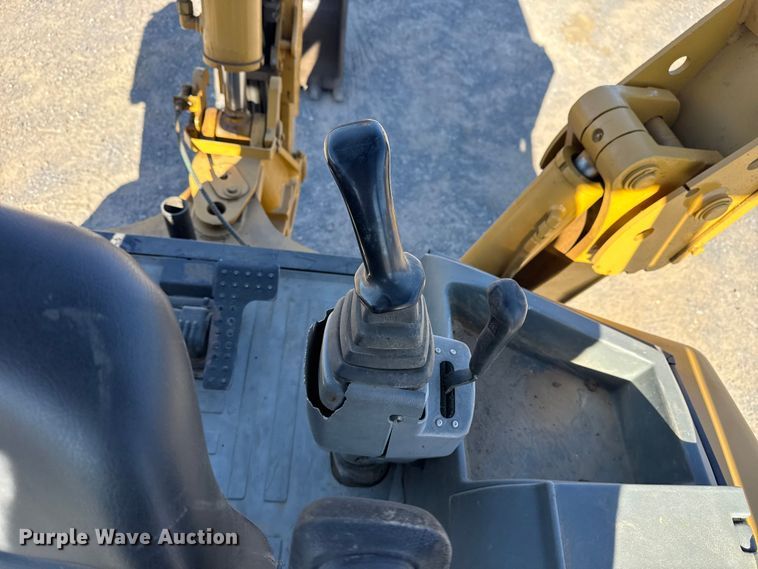image for item DJ7946 2005 Caterpillar  420D backhoe