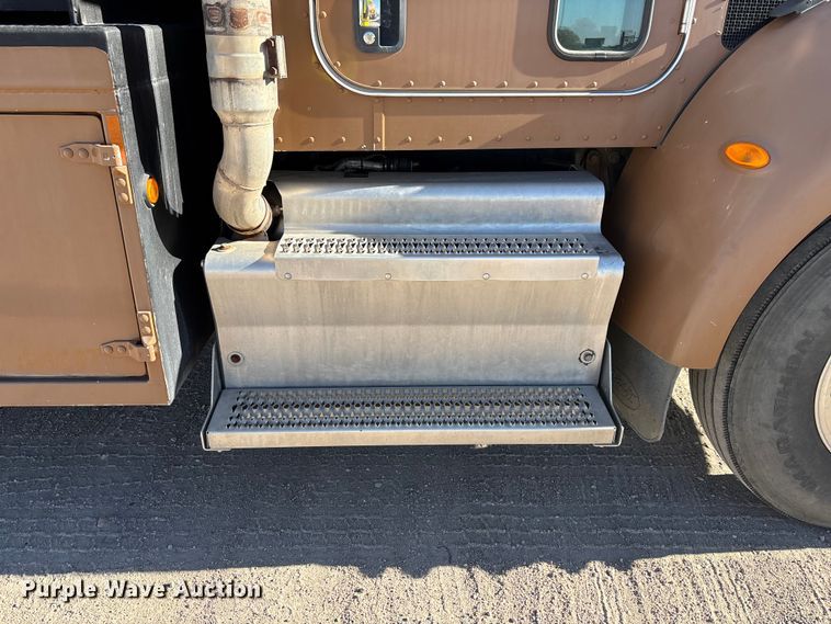 image for item DK0043 2014 Peterbilt 337 utility / service truck