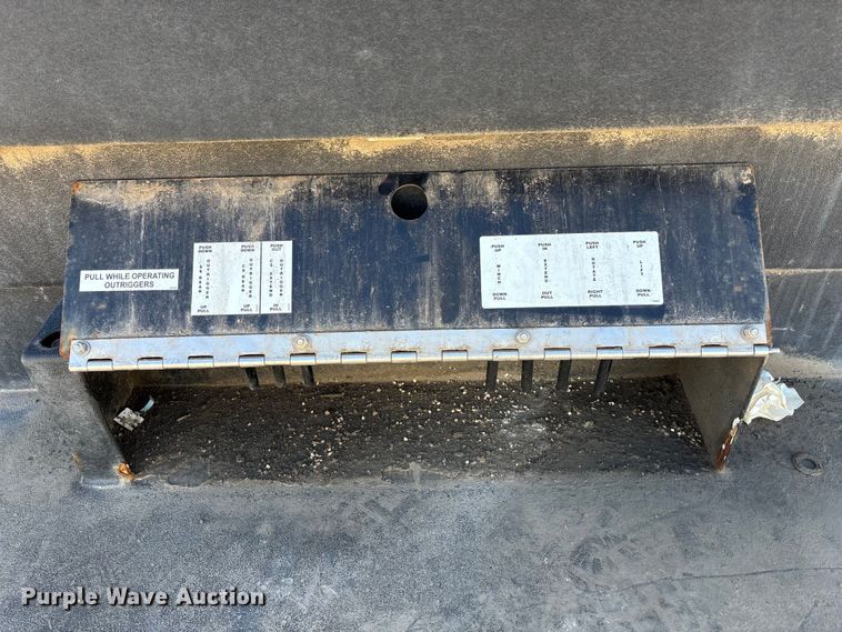 image for item DK0043 2014 Peterbilt 337 utility / service truck