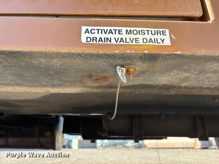 image for item DK0043 2014 Peterbilt 337 utility / service truck