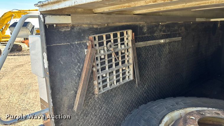 image for item DK0043 2014 Peterbilt 337 utility / service truck