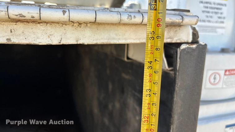 image for item DK0043 2014 Peterbilt 337 utility / service truck