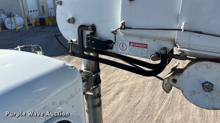 image for item DK0043 2014 Peterbilt 337 utility / service truck