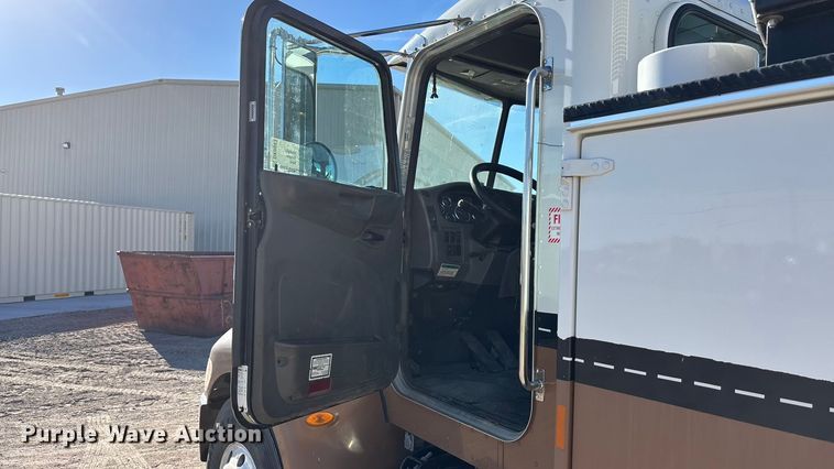 image for item DK0043 2014 Peterbilt 337 utility / service truck